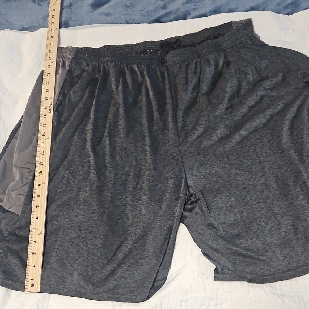 .Athletic Gray Shorts with Elastic Waistband and Relaxed Fit